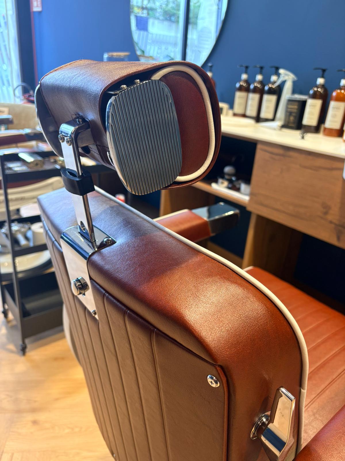 Poltrona da barbiere in pelle nel salone LA BARBER