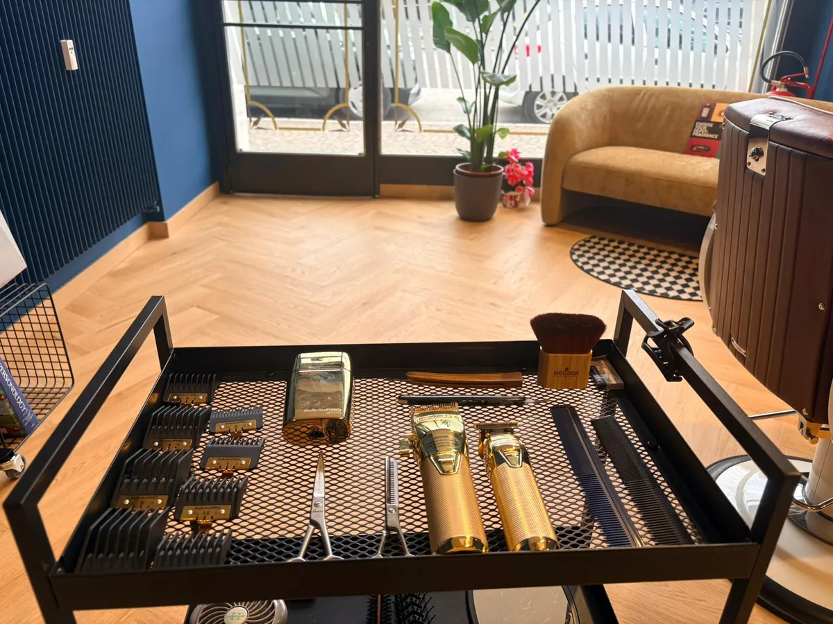 Postazione da barbiere con strumenti professionali e ambiente curato