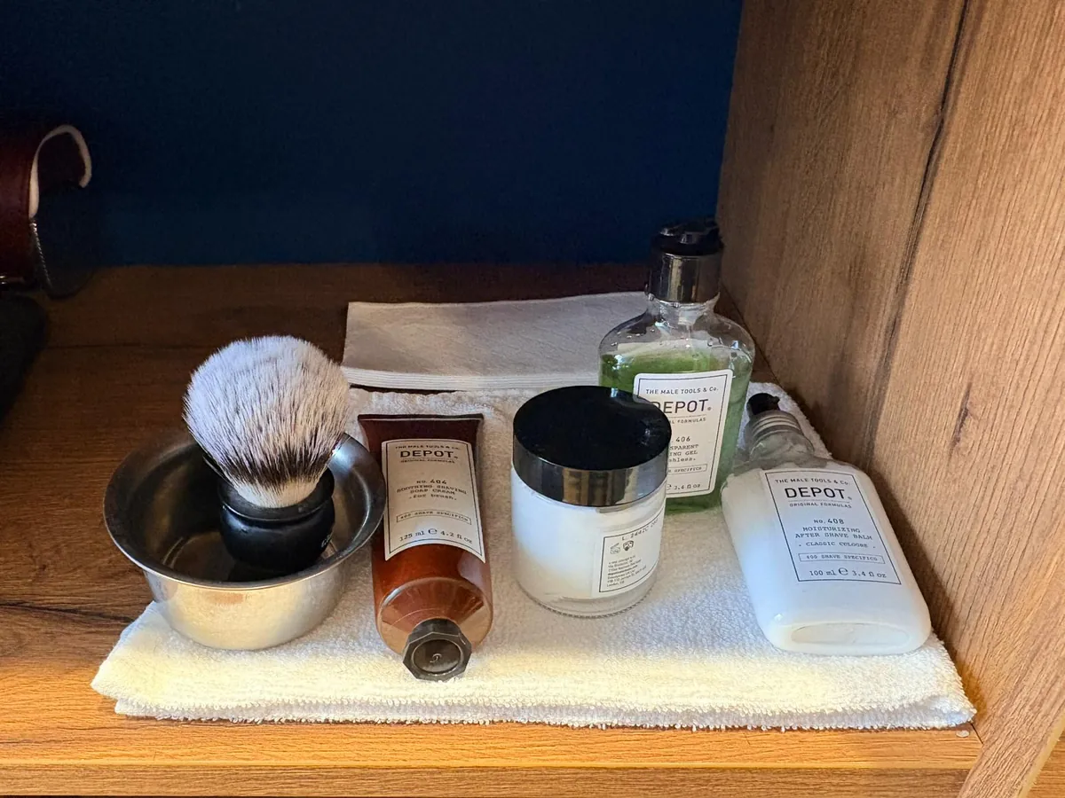 Kit per la cura della barba: pennello, crema e prodotti Depot