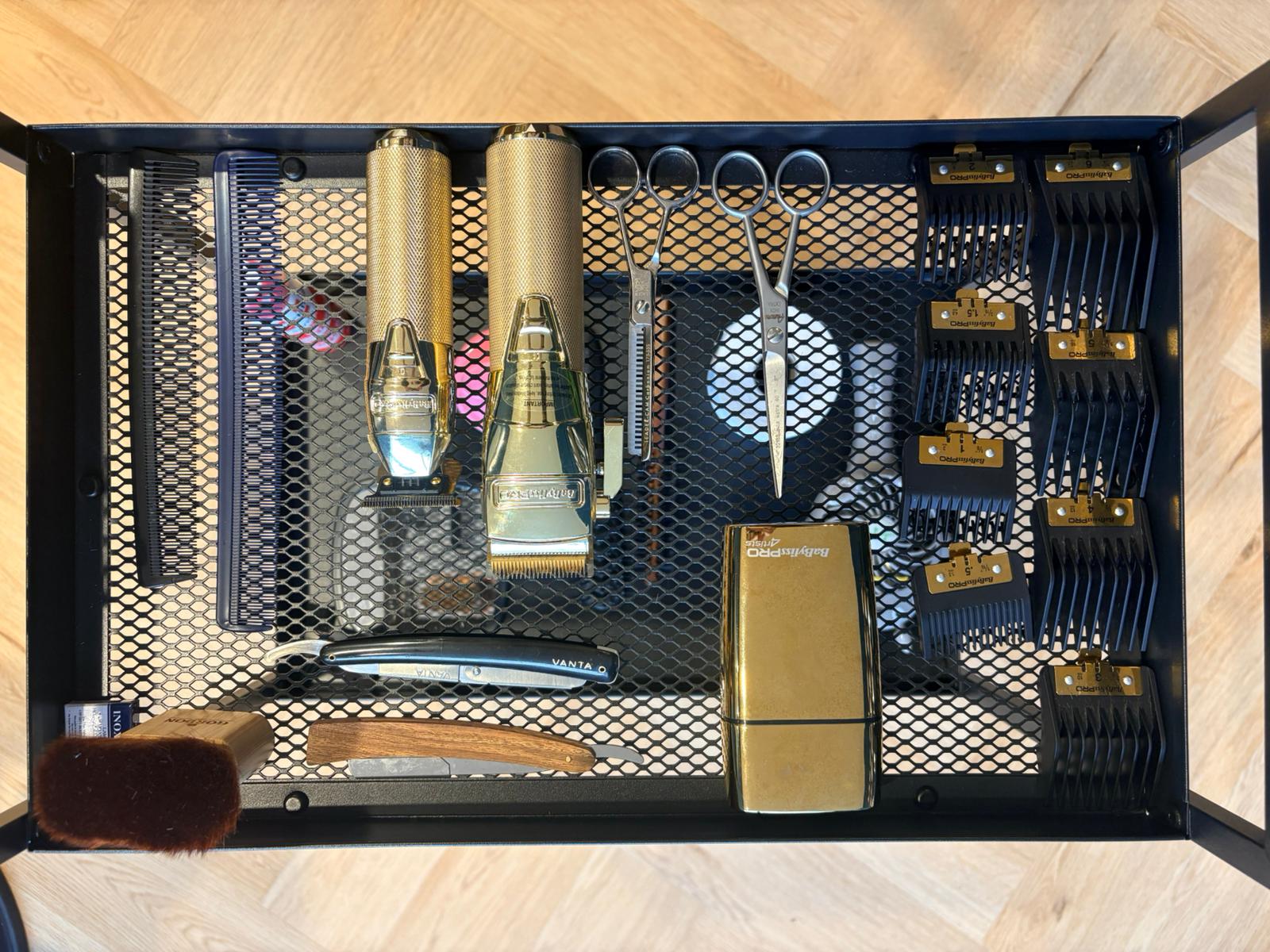 Strumenti professionali BaByliss PRO nel barber shop LA BARBER